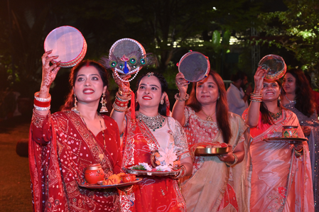 देशभर में मनाया गया करवा चौथ, महिलाओं ने पति की लंबी उम्र और सुख-समृद्धि के लिए रखा व्रत