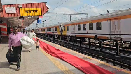 वंदे भारत स्लीपर ट्रेन की सौगात  वाराणसी में हर्ष का माहौल, लोगों में उत्साह