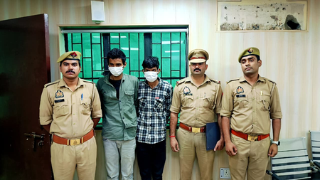 नोएडा मोबाइल स्नैचिंग करने वाले दो शातिर बदमाश गिरफ्तार, 17 मोबाइल और चोरी की बाइक बरामद