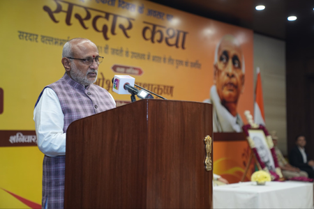 सरदार कथा में शामिल हुए उपराष्ट्रपति, युवाओं से सरदार पटेल के आदर्शों को अपनाने का आह्वान