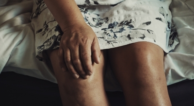 उंगलियां या घुटने बार-बार चटकाना क्या नुकसानदेह ? जानिए यहां