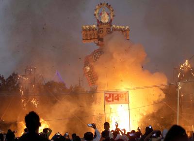 पाकिस्तान से आए शरणार्थियों ने रांची में किया था पहला रावण दहन, जानें दशहरे से जुड़ी पौराणिक मान्यताएं पाकिस्तान से आए शरणार्थियों ने रांची में किया था पहला रावण दहन, जानें दशहरे से जुड़ी पौराणिक मान्यताएं