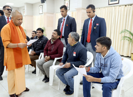 जनपद में प्रत्येक पीड़ित की शिकायत सुन समाधान करें डीएम-एसएसपी  सीएम योगी