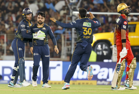 आईपीएल 2026 आरसीबी का मिडिल ऑर्डर फ्लॉप, जीटी को जीत के लिए 156 रन का टारगेट