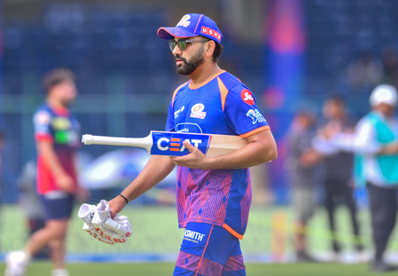 आईपीएल 2026 डीसी-एमआई का मैच देखने पहुंचे फैंस, रोहित शर्मा से शानदार प्रदर्शन की उम्मीद