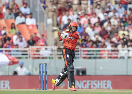 आईपीएल 2026 अभिषेक ने खेली तूफानी पारी, बटलर-जयसूर्या के रिकॉर्ड की बराबरी की