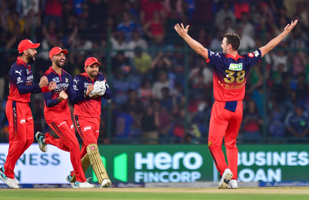 आईपीएल 2026 हेजलवुड-भुवनेश्वर की आंधी में उड़ी दिल्ली कैपिटल्स, रॉयल चैलेंजर्स बेंगलुरु की 9 विकेट से जीत