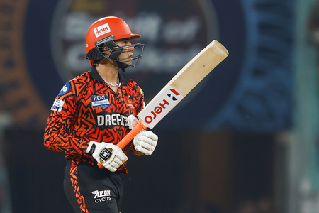 आरसीबी बनाम एसआरएच पहले मैच में अभिषेक शर्मा फ्लॉप, ट्रेविस हेड ने भी किया निराश