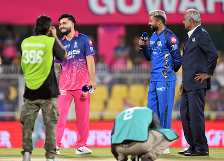 आईपीएल 2026 मुंबई इंडियंस ने टॉस जीतकर गेंदबाजी चुनी, बारिश के बाद ओवरों में भारी कटौती