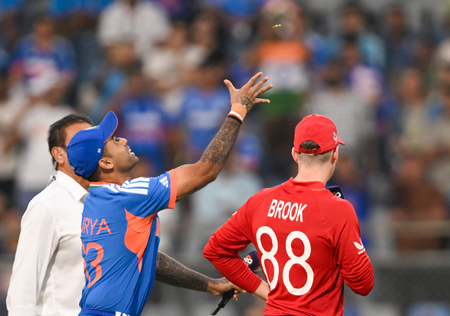 टी20 वर्ल्ड कप: सेमीफाइनल में इंग्लैंड ने टॉस जीतकर गेंदबाजी चुनी, भारतीय टीम में कोई बदलाव नहीं