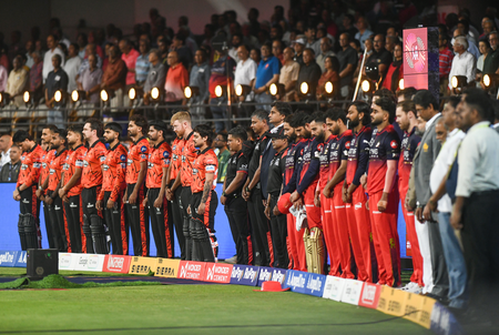 आईपीएल 2026 1 मिनट के लिए शांत हो गया एम. चिन्नास्वामी स्टेडियम, पिछले सीजन भगदड़ में जान गंवाने वाले 11 प्रशंसकों को दी गई श्रद्धांजलि