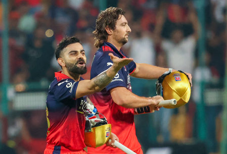 आरसीबी को जीत दिलाने के बाद दिखा कोहली का रोमांटिक अंदाज, पत्नी अनुष्का को दी फ्लाइंग किस