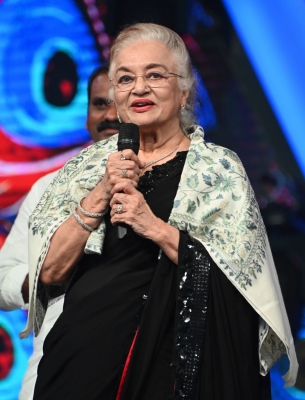 Asha Parekh visits Dharmendra’s house to offer condolences