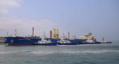 मादुरों की गिरफ्तारी के बाद अमेरिकी सेना ने दो टैंकरों पर किया कब्जा, रूस से बिगड़ सकती है बात