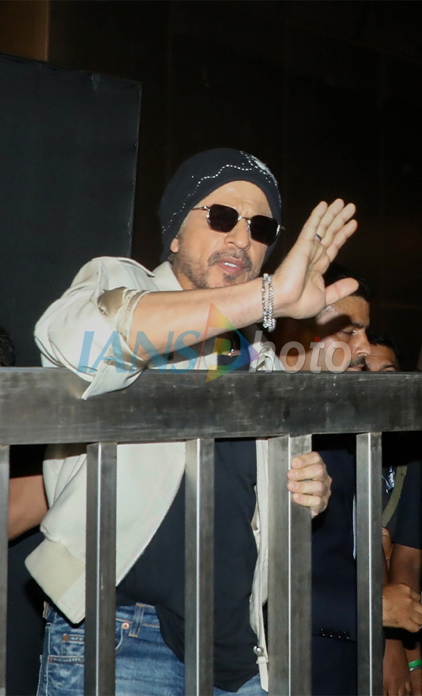 Shah Rukh Khan Greets Fans on Birthday