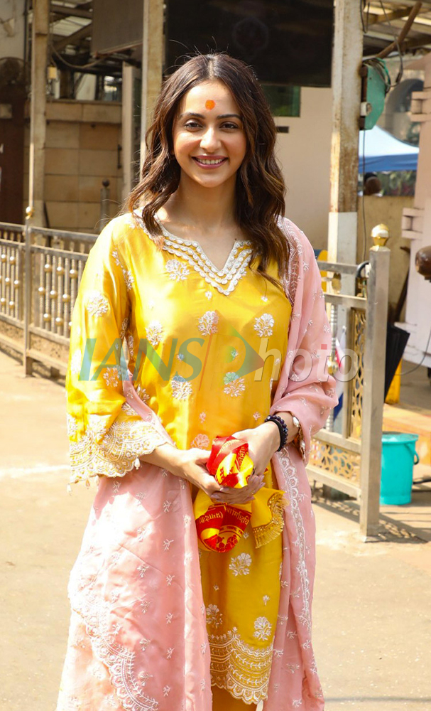 Rakul Preet Visits Siddhivinayak Temple