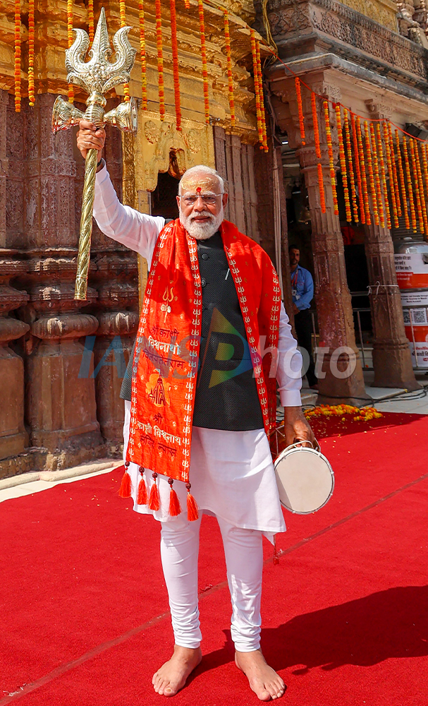 PM Modi offers prayers at Kashi Vishwanath Temple