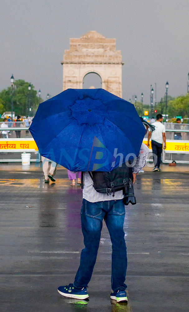 Rain lashes New Delhi