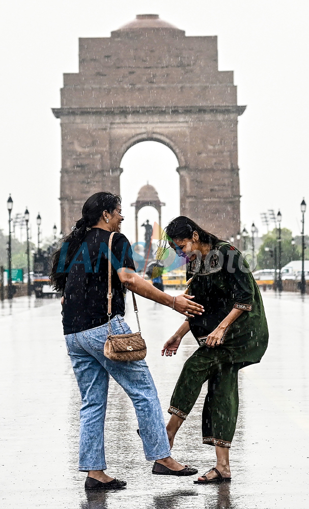 Dust storm accompanied by rain hits city