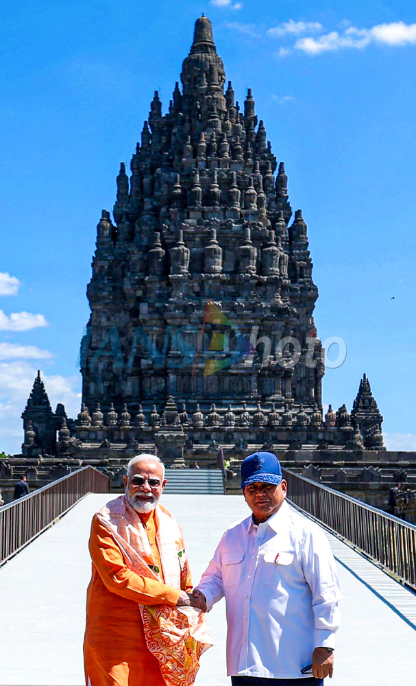 யோக்கியகர்த்தாவில் உள்ள பிரம்பனன் கோவிலுக்கு பிரதமர் மோடி சென்றார்