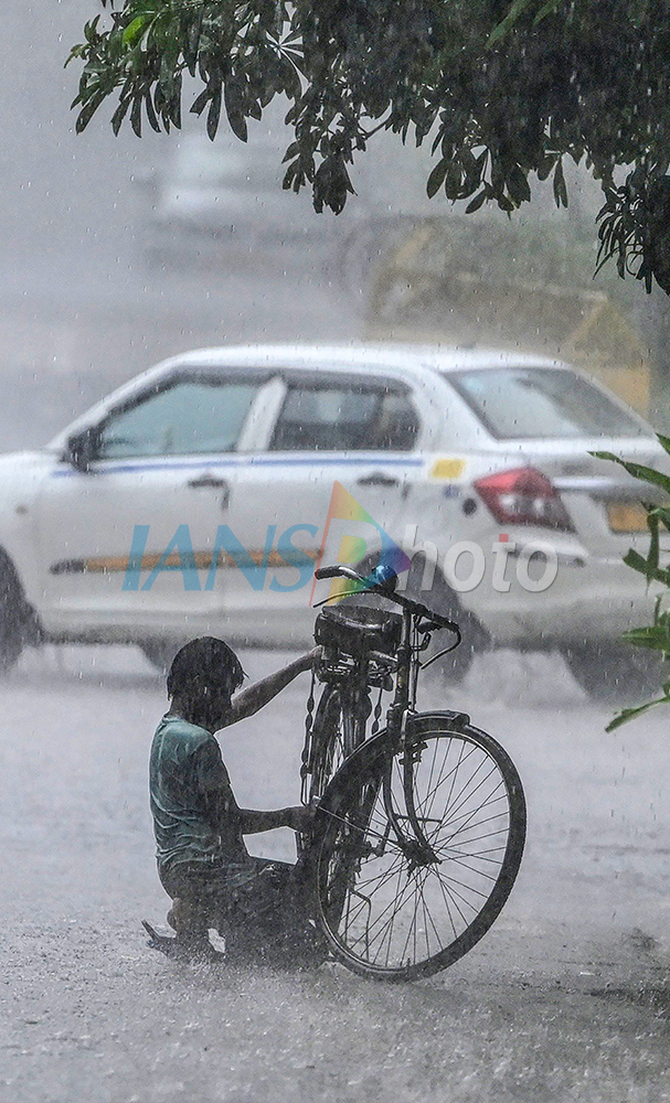 Rain lashes New Delhi