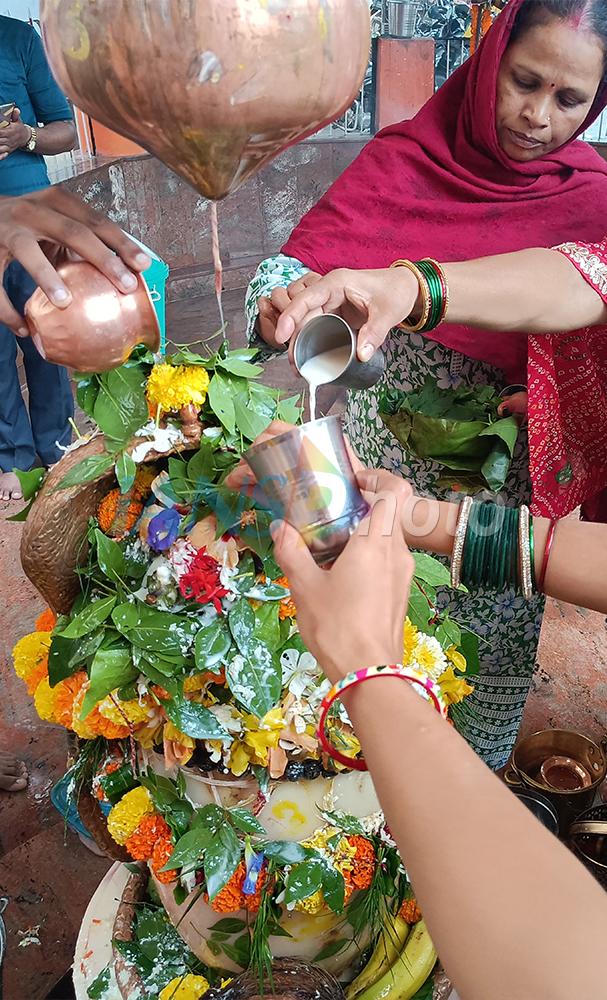 Devotees offer prayers to Lord Shiva on second Monday of Shravan