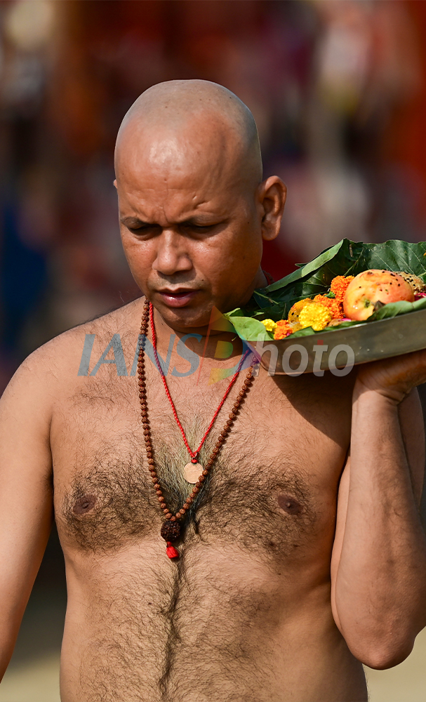 Devotees Perform Pind Daan on Pitra Visarjan